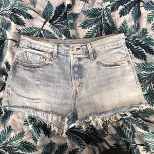 NWT Levi’s Shorts 501 frayed distressed size 31